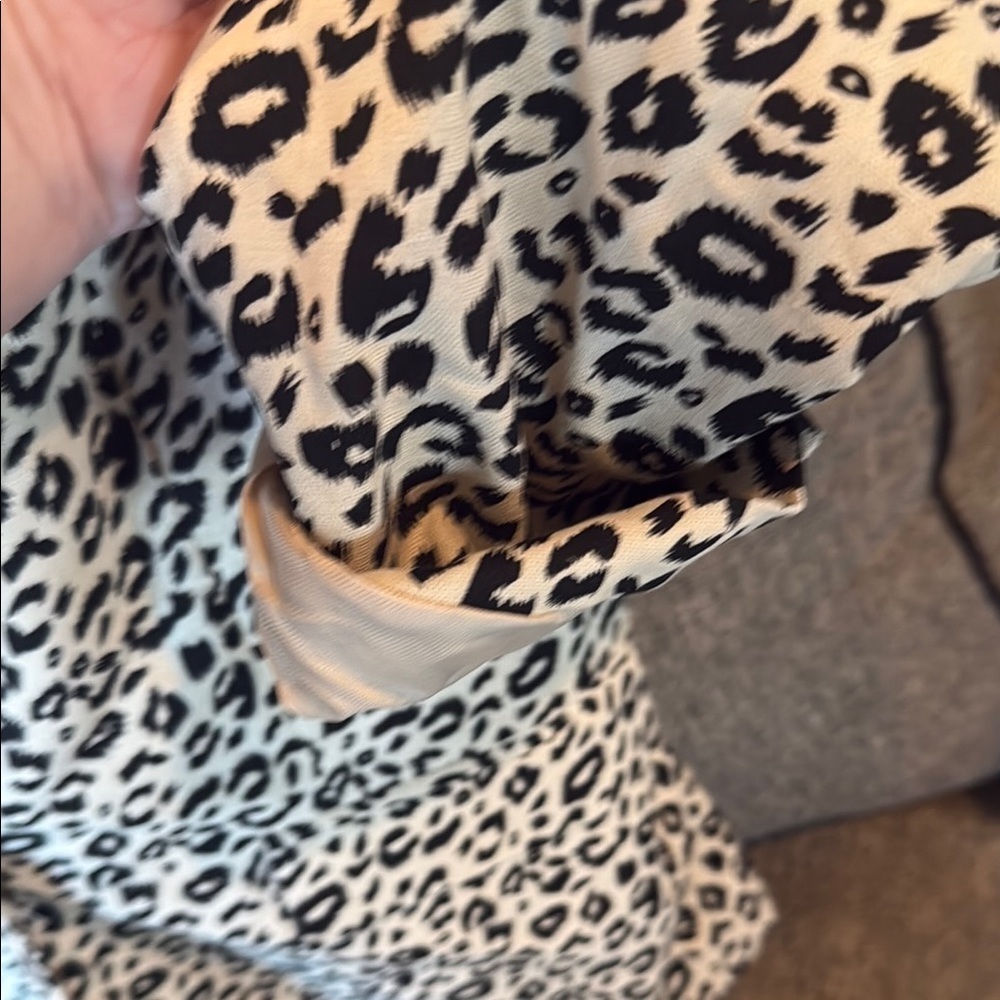 Black and White Leopard Print Blazer with Notched Lapels - Picture 4 of 6